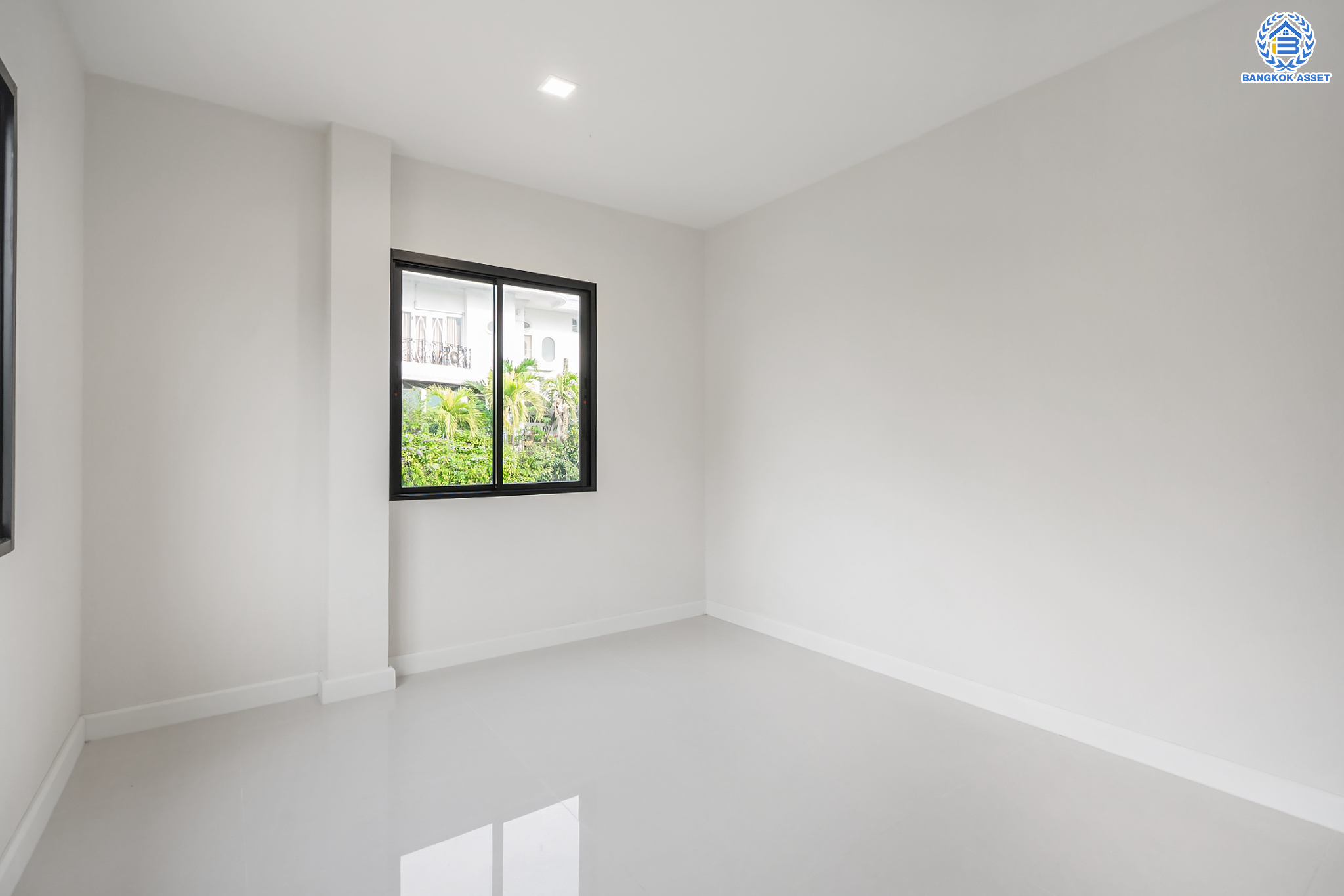 บ้านมือสองตกแต่งใหม่ ม.กฤษดานคร20 ปิ่นเกล้า-ติดถนนบรมราชชนนี เนื้อที่ 198 ตร.ว. บ้านเดี่ยวหลังใหญ่ ตกแต่งสุดหรูดีไซน์ยุโรป พร้อมฟังก์ชัน 4 ห้องนอน 4 ห้องน้ำ 1 ห้องแม่บ้าน จอดรถได้ 5 คัน บนทำเลเชื่อมต่อเมืองอย่างรวดเร็ว ใกล้ทางคู่ขนานลอยฟ้าบรมราชชนนี ทางด่วน "กาญจนาภิเษก" ม.มหิดล และเซ็นทรัลปิ่นเกล้า